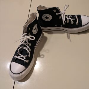 Converse Allstars Chuck Taylor women's blk/wht hi top sneaker size 8.5